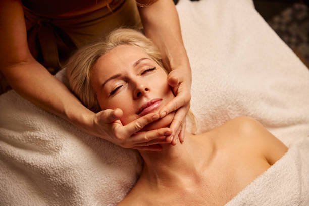 Professional therapist performing body scrub and massage in Dubai spa for smooth, radiant, and rejuvenated skin.